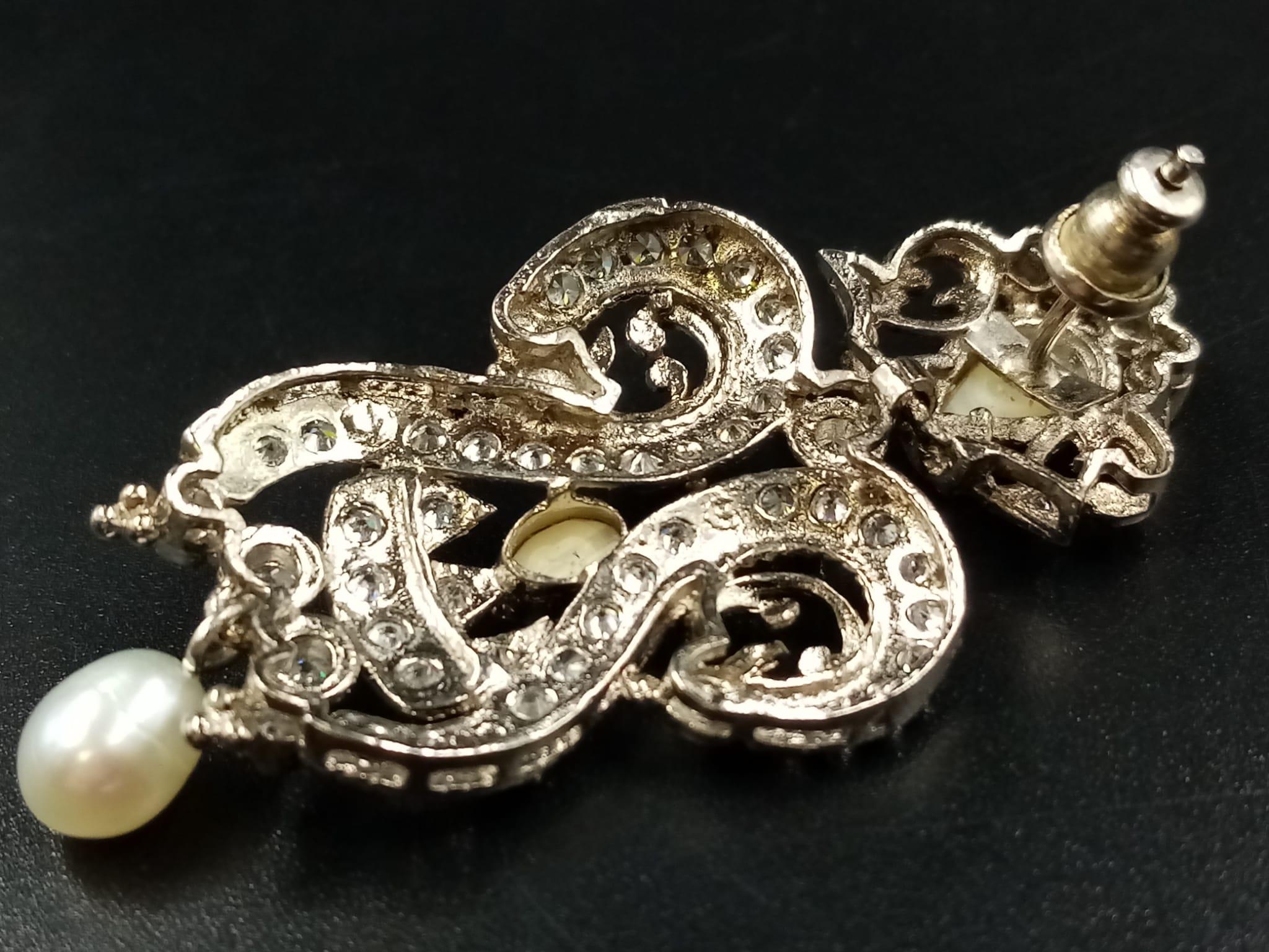 A Vintage pair of earrings with genuine pearls and cubic zirconia. Drop: 5 cm. - Image 5 of 6