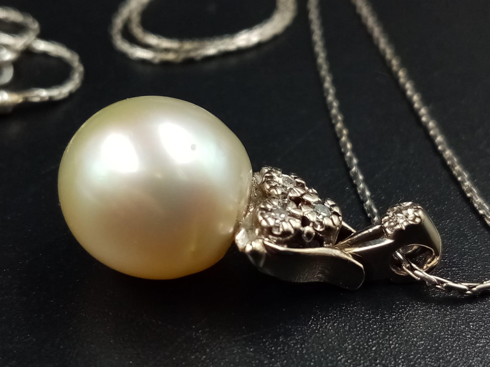 A beautiful white spherical pearl (12 mm) pendant on a 14 K white gold Italian chain. Length: 43 cm. - Image 4 of 8