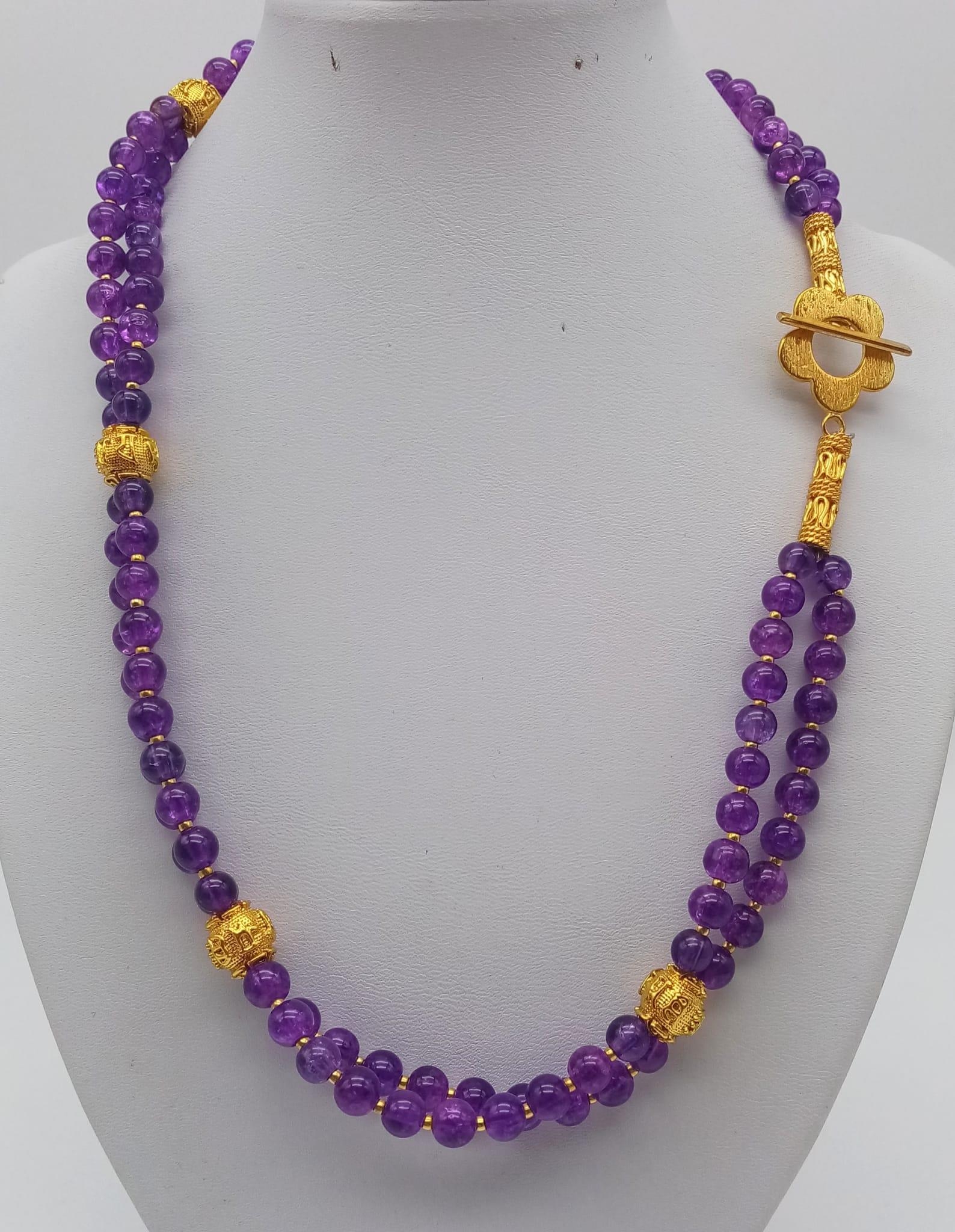 A double row of round amethysts necklace and earrings set with 18 K yellow gold plated highlights. - Image 2 of 12