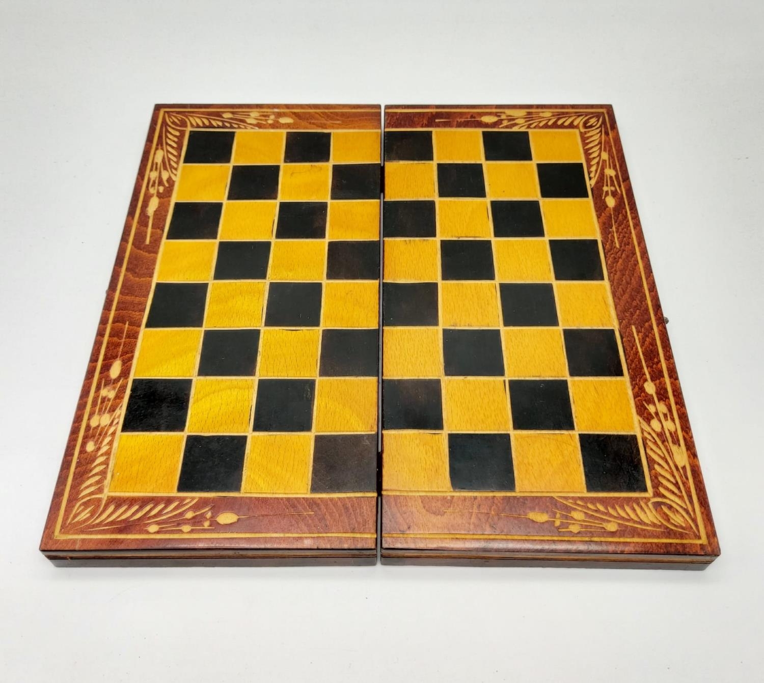 A Vintage Wooden Chess Set with Folding Board. Backgammon board on interior. 26 x 26cm. - Image 5 of 6