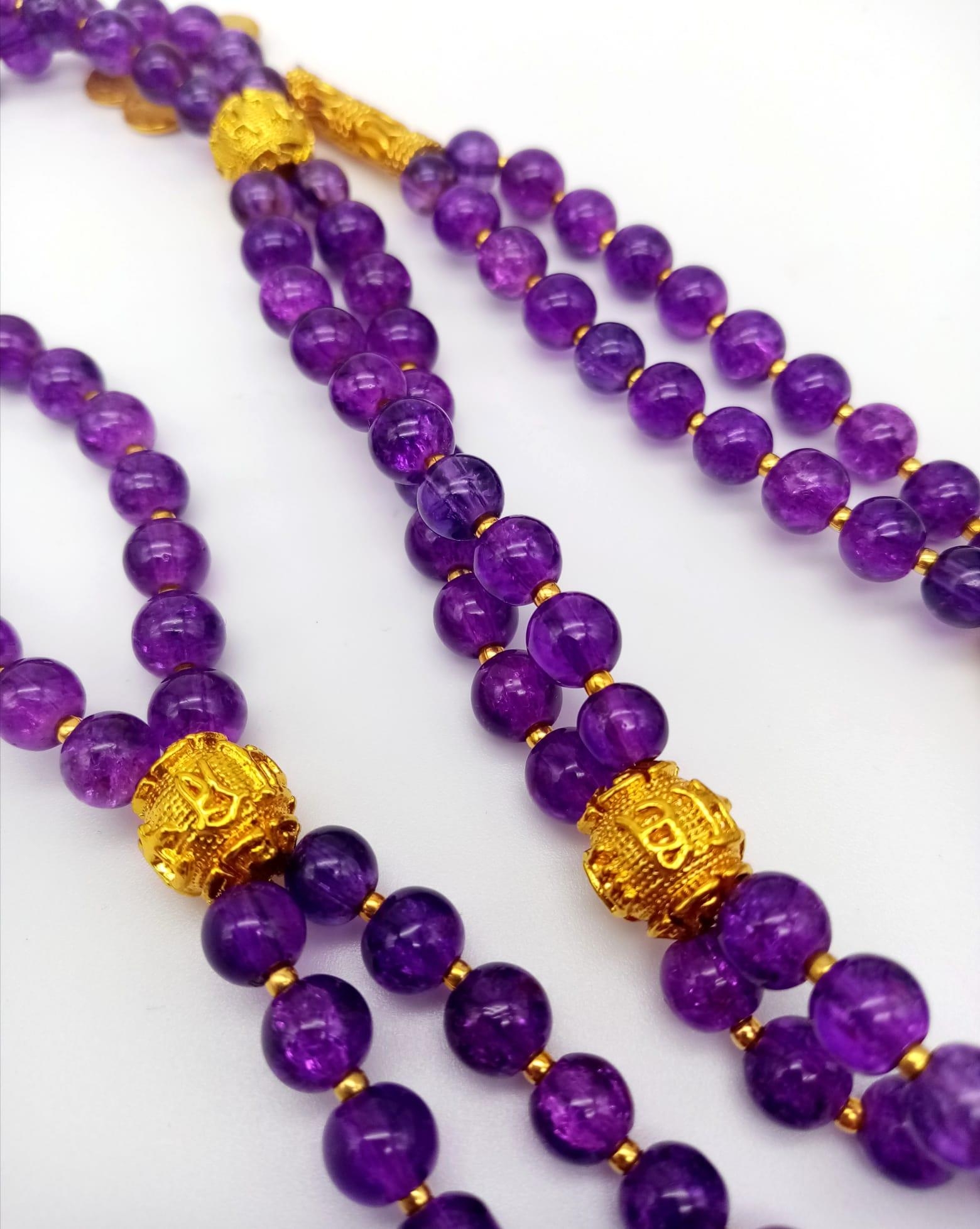 A double row of round amethysts necklace and earrings set with 18 K yellow gold plated highlights. - Image 3 of 12