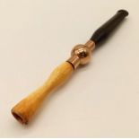A Victorian cigarette smoking pipe with a 9K yellow gold bulbous handle and ivory part. Length: 12.6