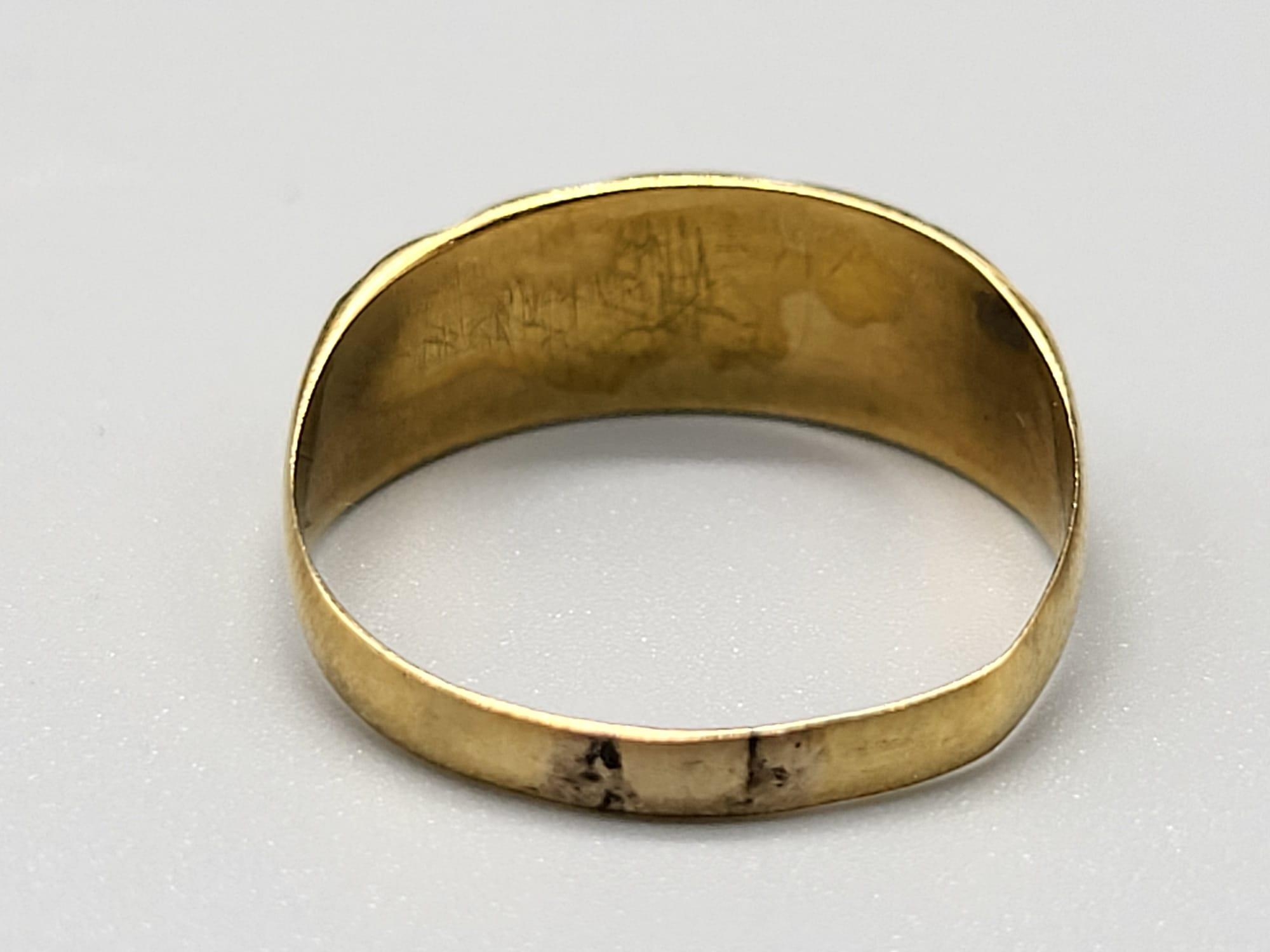 A 15 K yellow gold ring with five diamonds on top. Ring size: Q, weight: 1.9 g. - Image 4 of 6