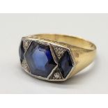 An 18 K yellow gold ring with three blue sapphires and four diamonds. Ring size: Q, weight: 7.6 g.