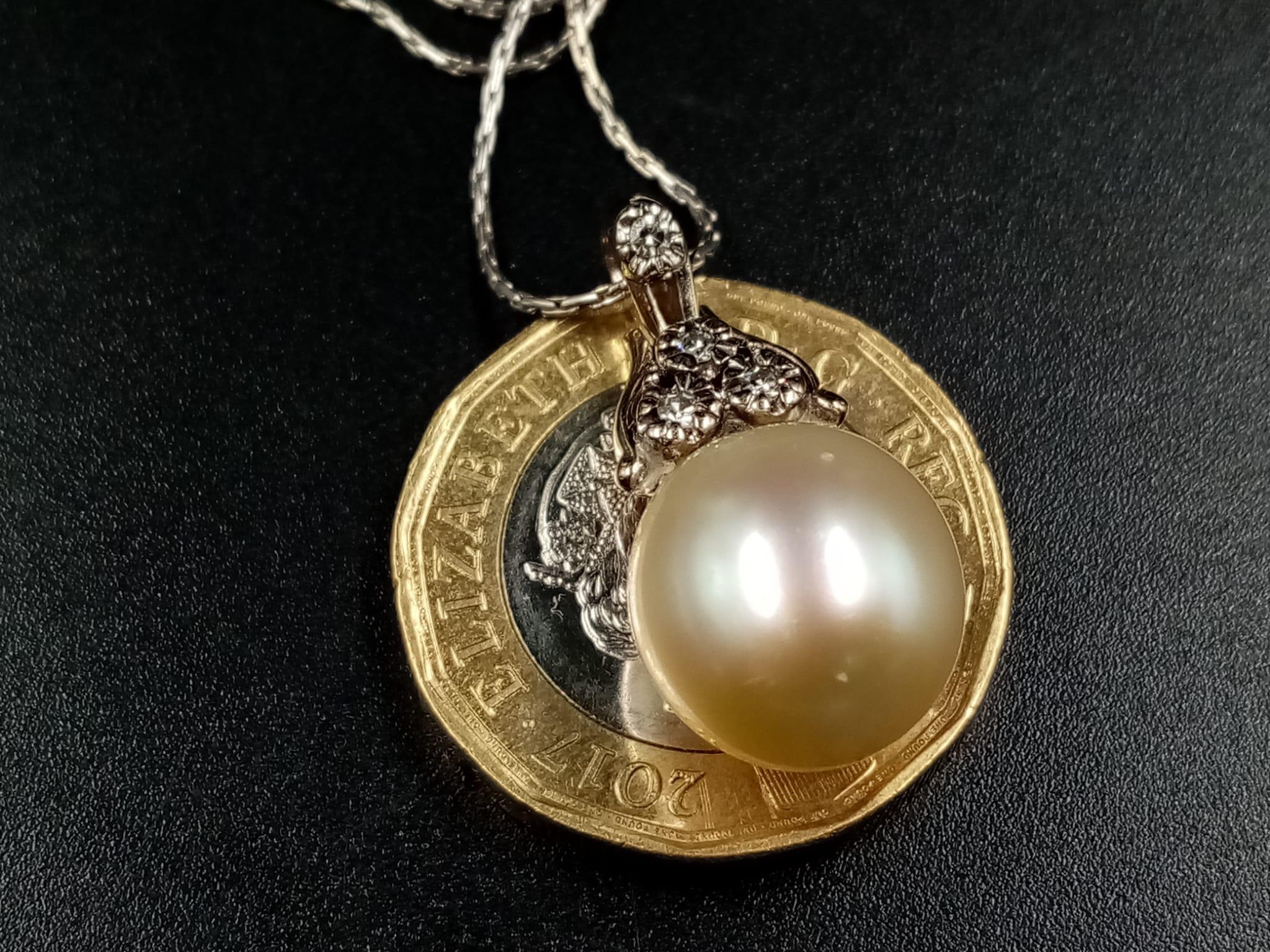 A beautiful white spherical pearl (12 mm) pendant on a 14 K white gold Italian chain. Length: 43 cm. - Image 6 of 8