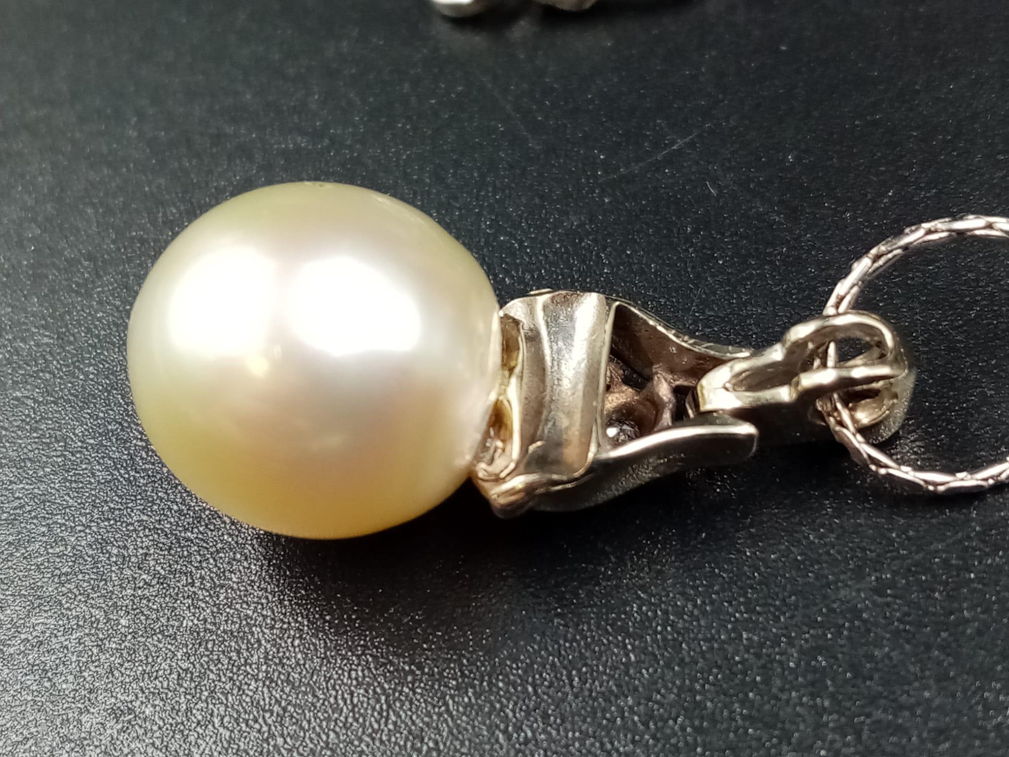 A beautiful white spherical pearl (12 mm) pendant on a 14 K white gold Italian chain. Length: 43 cm. - Image 5 of 8