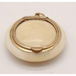 AN EARLY ENGLISH 9K GOLD AND IVORY PILL BOX OR SNUFF BOX IN THE FORM OF A PENDANT. 4.8cms 21.6gms