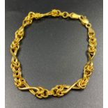 A 9K Yellow Gold Knot-Link Bracelet. 16cm. 2.78g