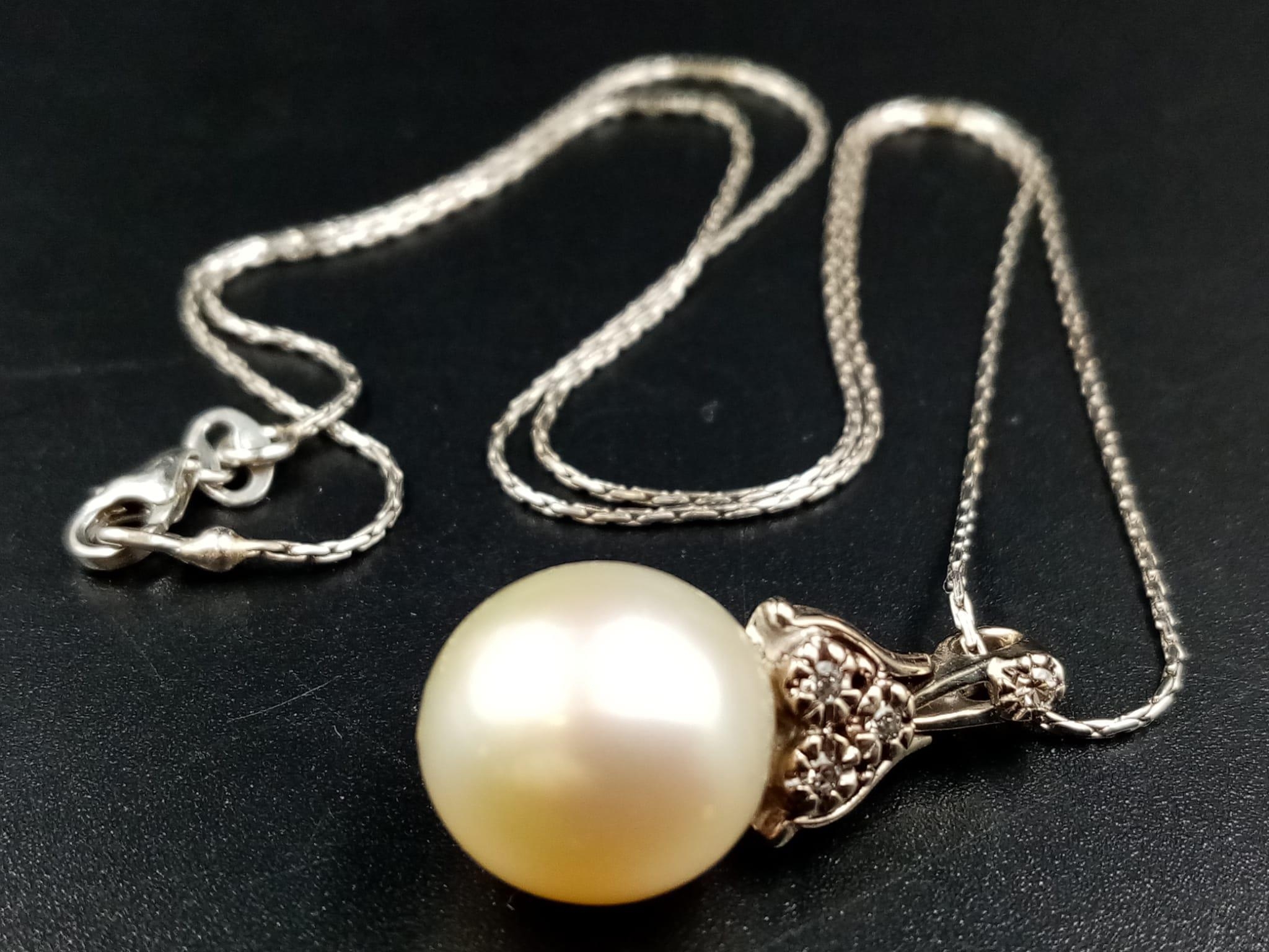 A beautiful white spherical pearl (12 mm) pendant on a 14 K white gold Italian chain. Length: 43 cm. - Image 2 of 8