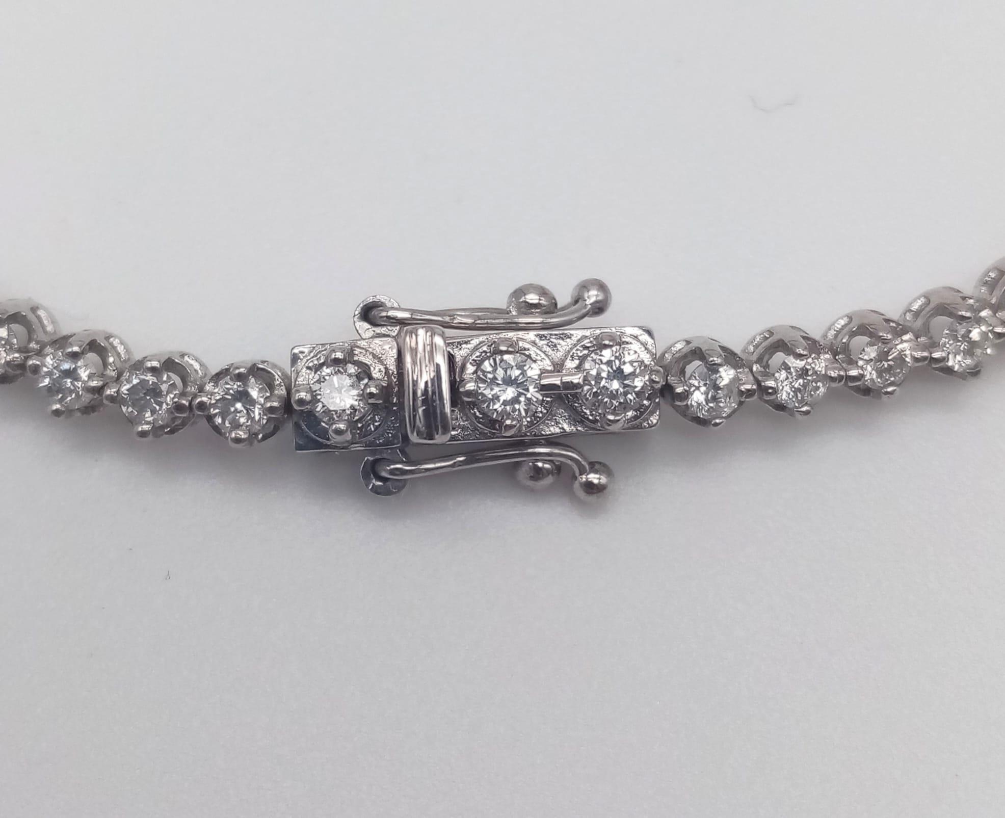 An 18K White Gold Diamond Tennis Bracelet. 2.3-2.5ct. I - VS Grade. 8.31g. 18cm. - Bild 5 aus 7