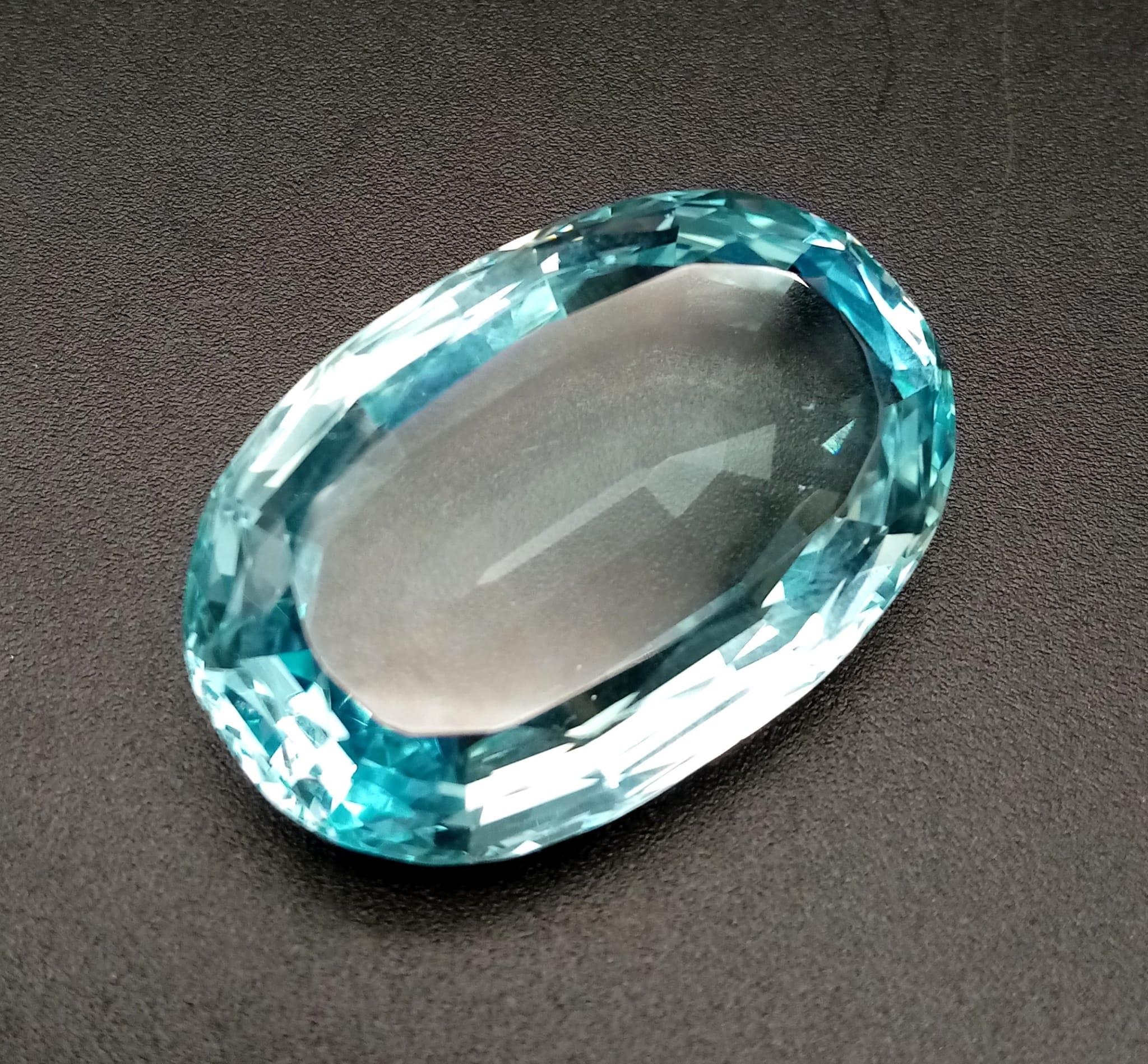 A 53.2ct Oval Aquamarine Gemstone. No visible inclusions to the naked eye. 10.68g. - Bild 2 aus 5