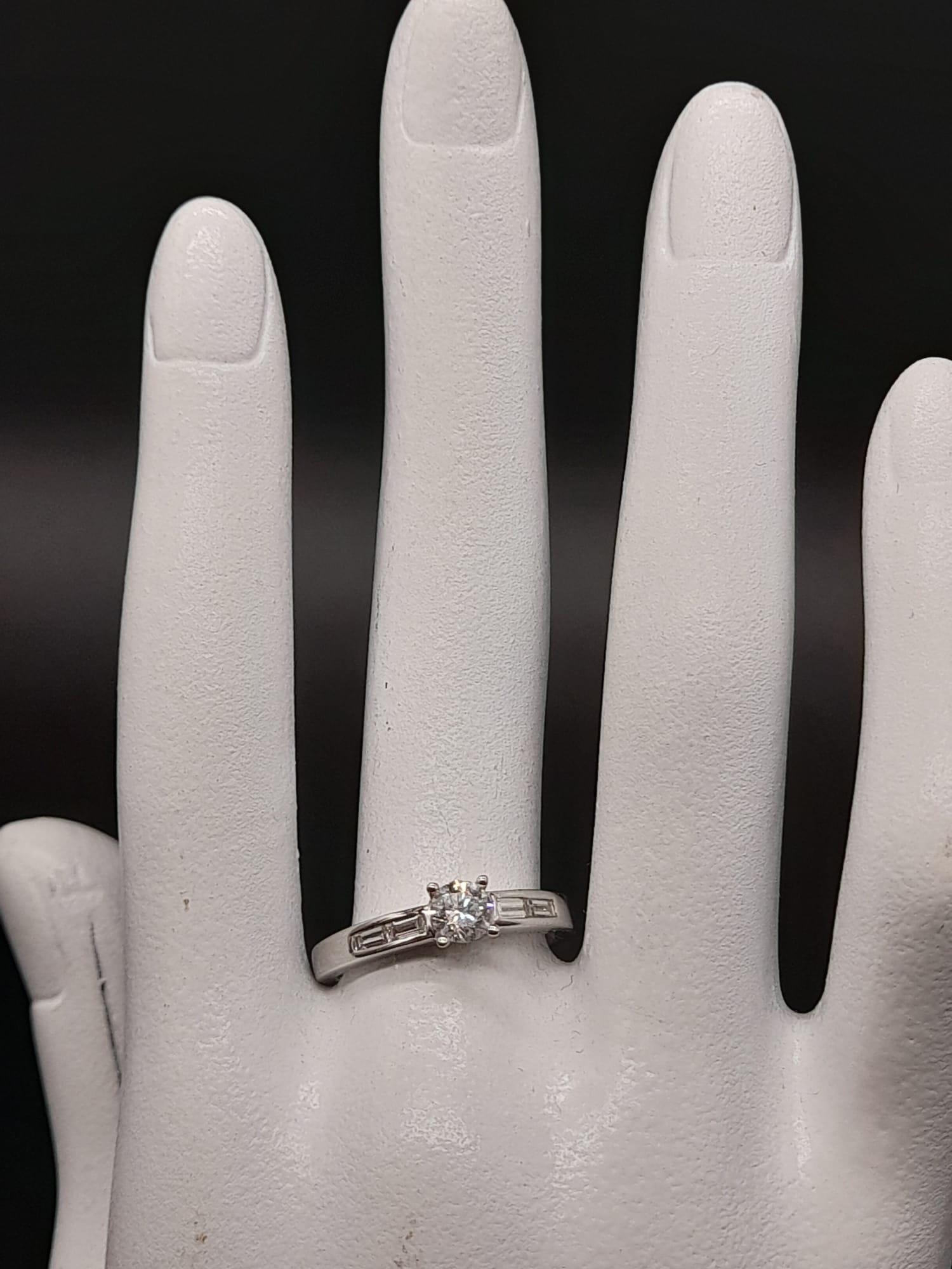 An 18K White Gold Diamond Ring. Central stone with diamond shoulders. 0.60ct. Size M. 4g. - Bild 9 aus 9
