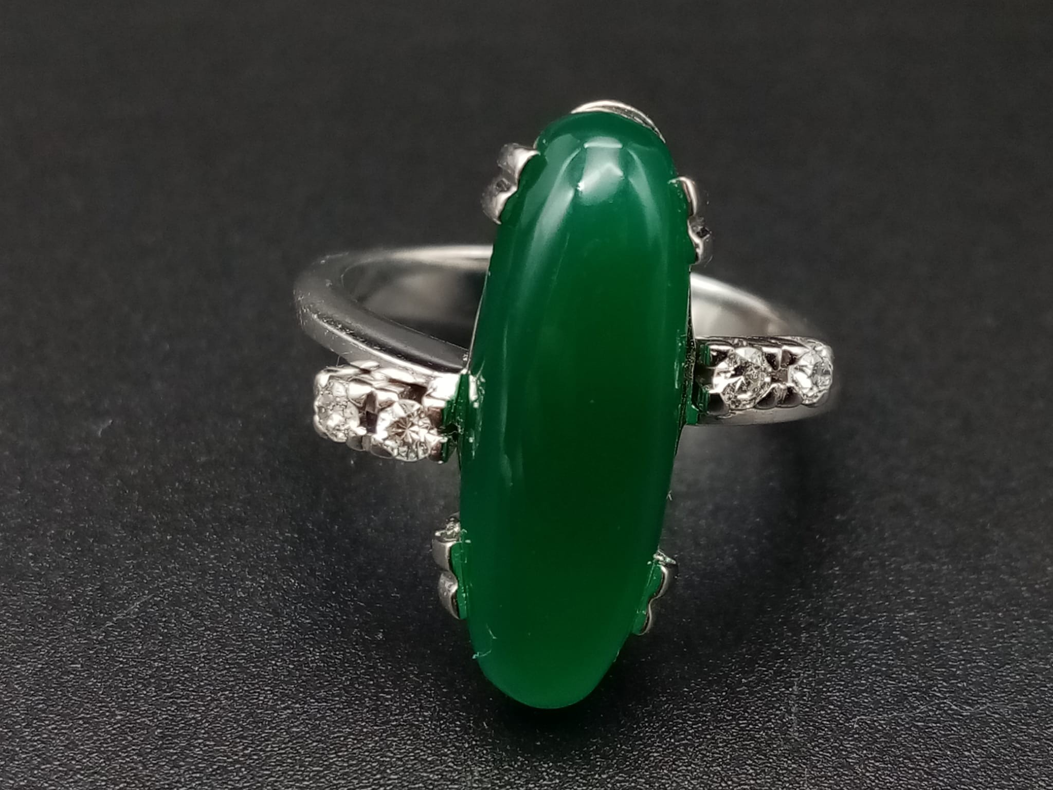 An 18K White Gold (tested) Jade and Diamond Ring. Large oval jade centre stone with two small - Bild 5 aus 5