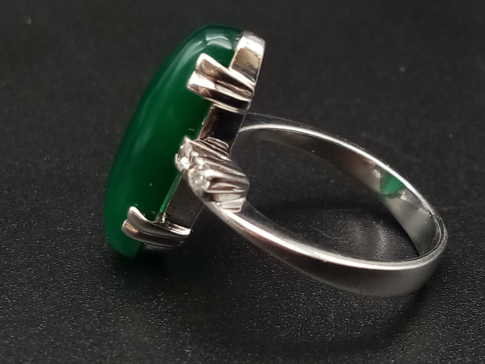 An 18K White Gold (tested) Jade and Diamond Ring. Large oval jade centre stone with two small - Bild 4 aus 5