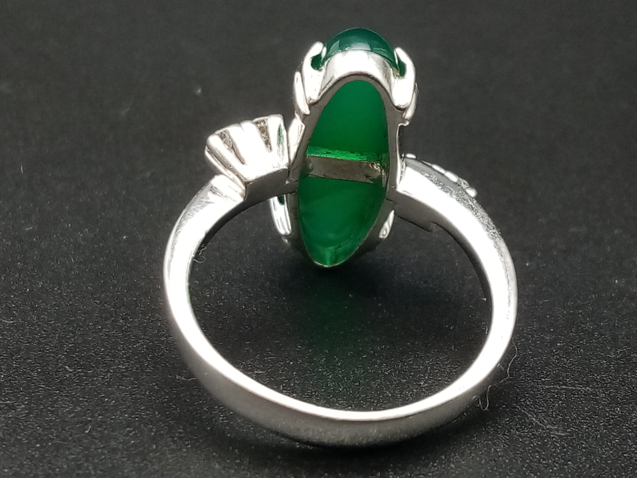 An 18K White Gold (tested) Jade and Diamond Ring. Large oval jade centre stone with two small - Bild 2 aus 5