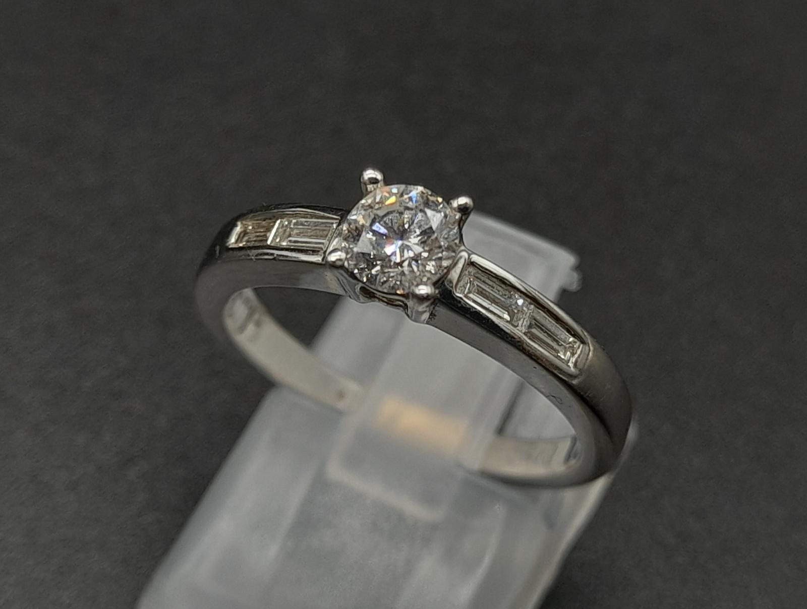 An 18K White Gold Diamond Ring. Central stone with diamond shoulders. 0.60ct. Size M. 4g. - Bild 2 aus 9