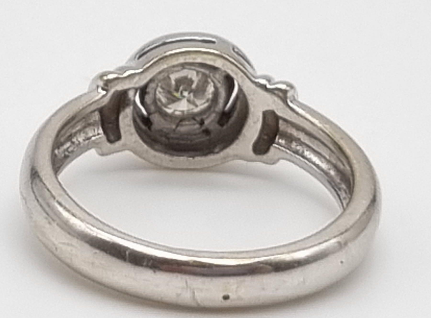 An 18K White Gold Diamond Solitaire Ring. Round cut diamond - 0,60ct. J-SI Grade. Size O. 5.5g. - Bild 5 aus 6