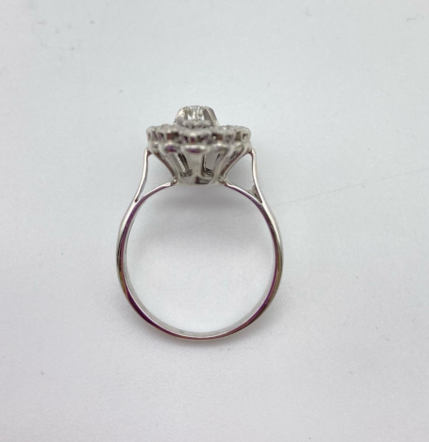 A VERY PRETTY 18K WHITE GOLD DIAMOND CLUSTER RING IN AN ATTRACTIVE OVAL SHAPE. 4.7gms size L - Bild 3 aus 4