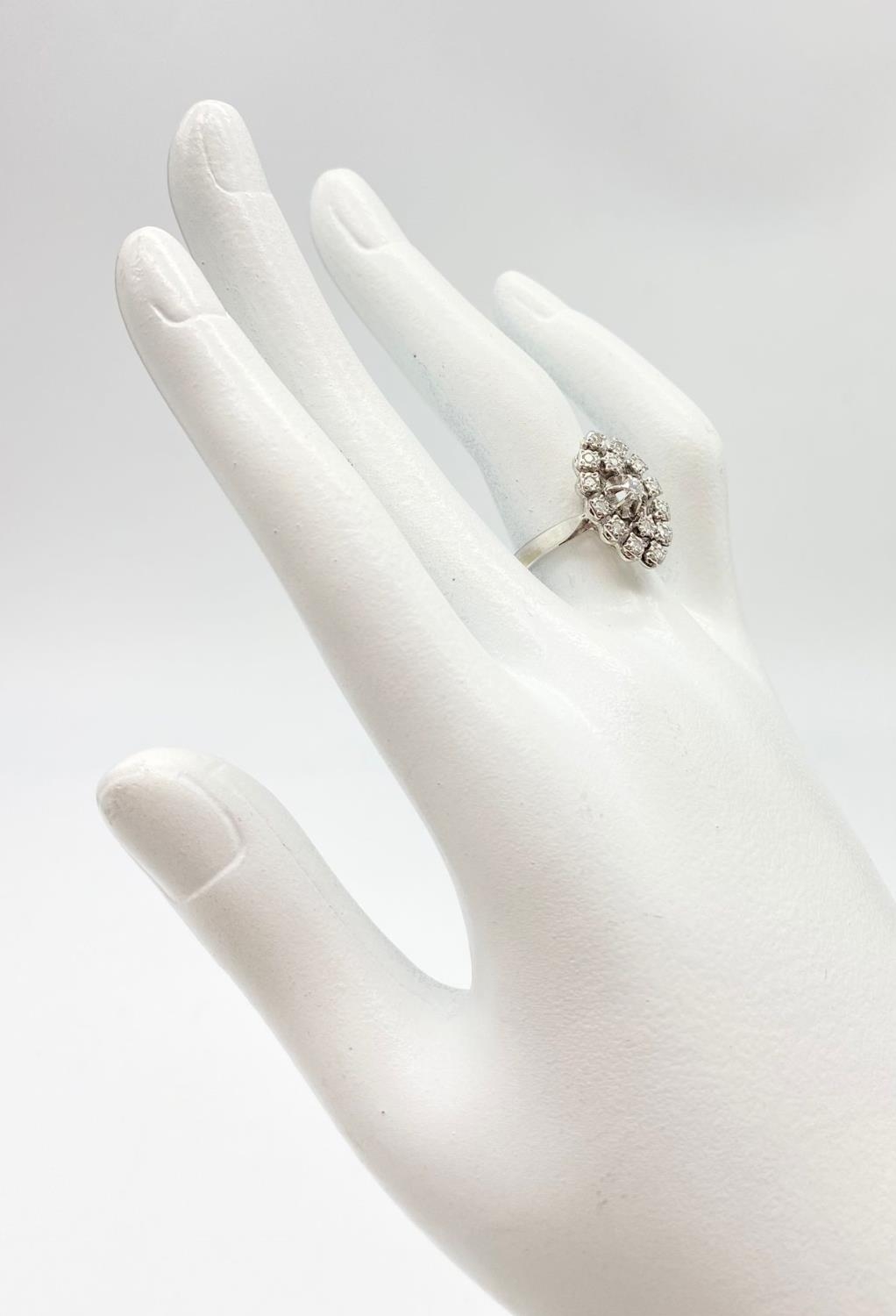 A VERY PRETTY 18K WHITE GOLD DIAMOND CLUSTER RING IN AN ATTRACTIVE OVAL SHAPE. 4.7gms size L - Bild 2 aus 4