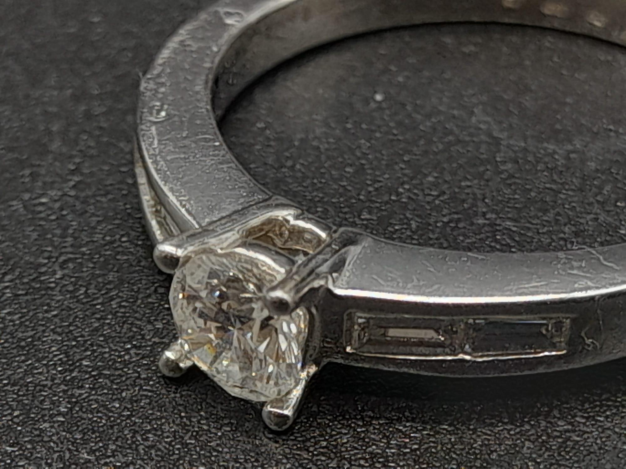 An 18K White Gold Diamond Ring. Central stone with diamond shoulders. 0.60ct. Size M. 4g. - Bild 3 aus 9