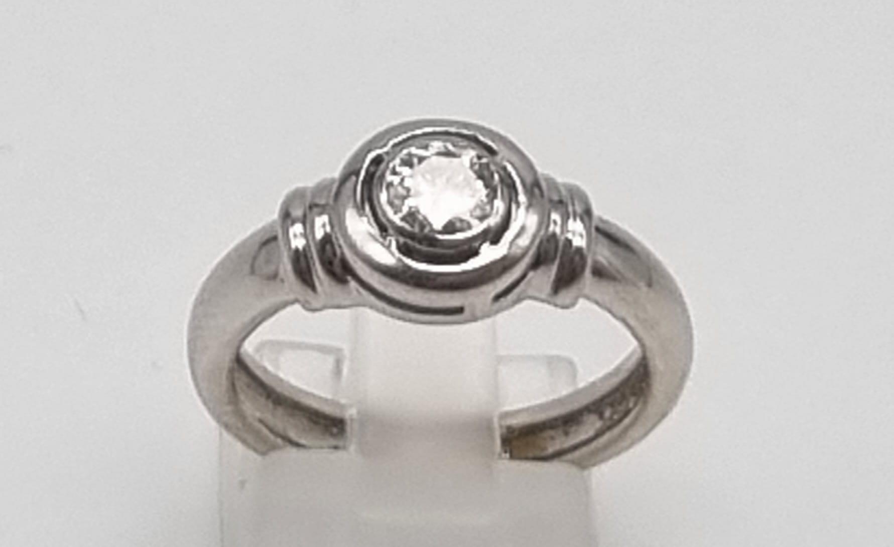 An 18K White Gold Diamond Solitaire Ring. Round cut diamond - 0,60ct. J-SI Grade. Size O. 5.5g. - Bild 2 aus 6