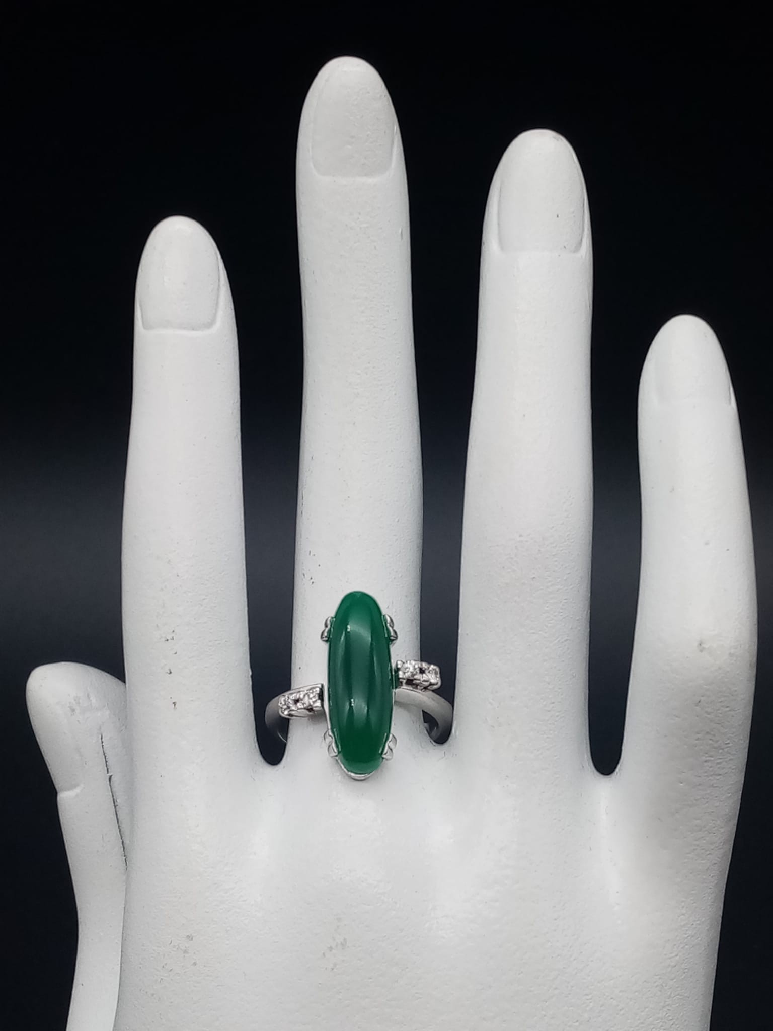 An 18K White Gold (tested) Jade and Diamond Ring. Large oval jade centre stone with two small - Bild 3 aus 5