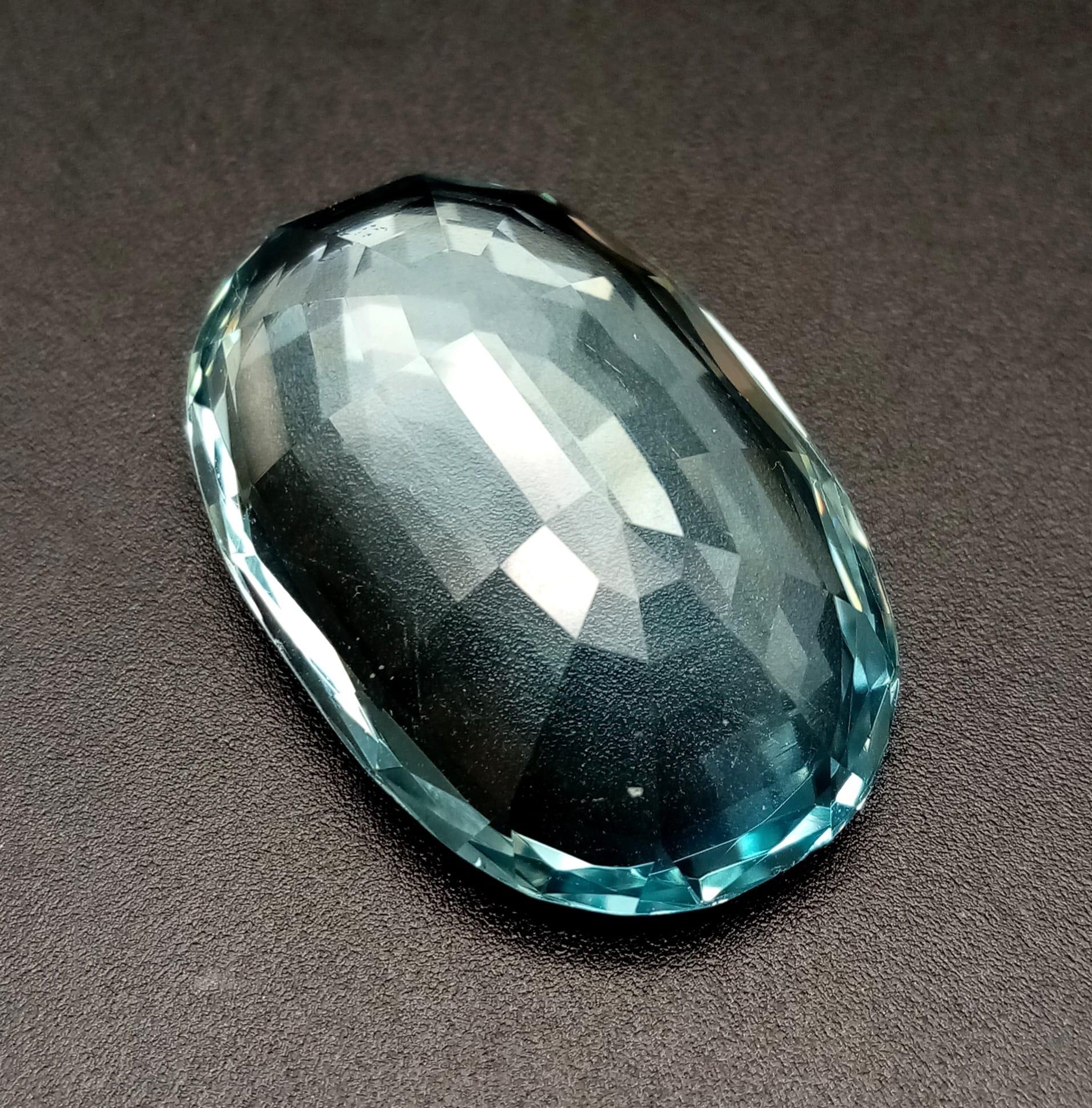 A 53.2ct Oval Aquamarine Gemstone. No visible inclusions to the naked eye. 10.68g. - Bild 4 aus 5