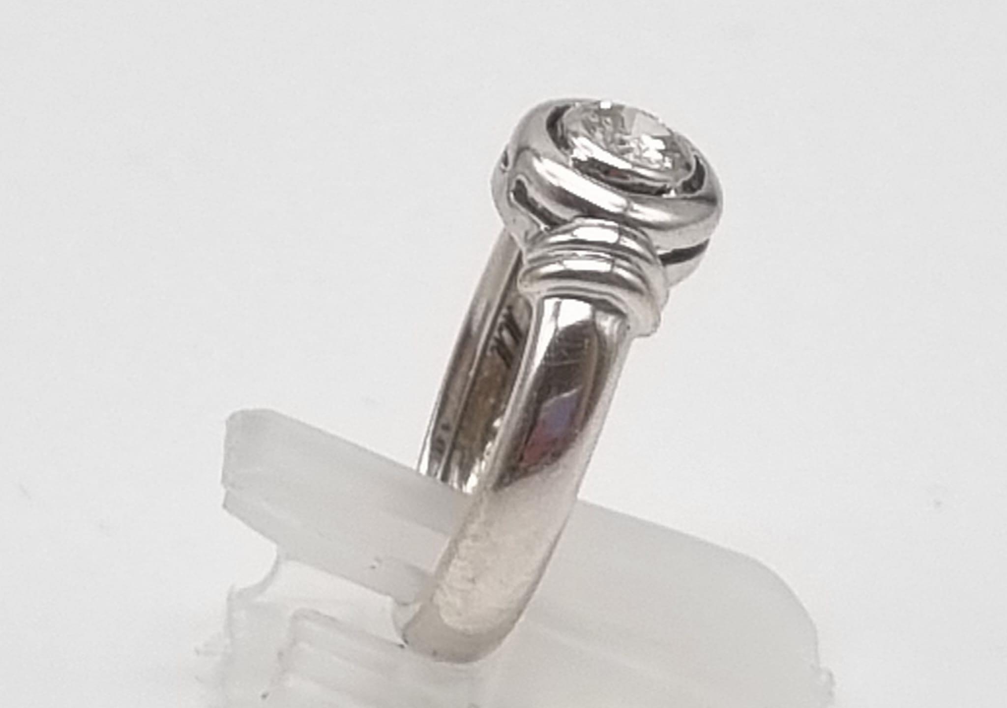 An 18K White Gold Diamond Solitaire Ring. Round cut diamond - 0,60ct. J-SI Grade. Size O. 5.5g. - Bild 4 aus 6