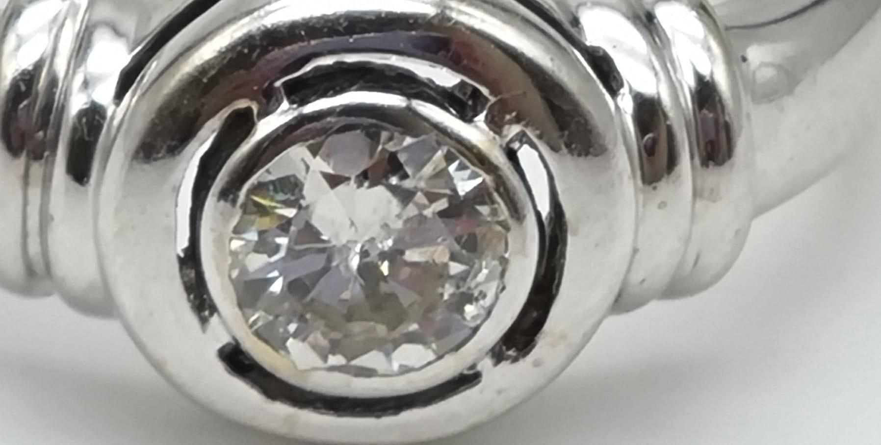An 18K White Gold Diamond Solitaire Ring. Round cut diamond - 0,60ct. J-SI Grade. Size O. 5.5g. - Bild 3 aus 6