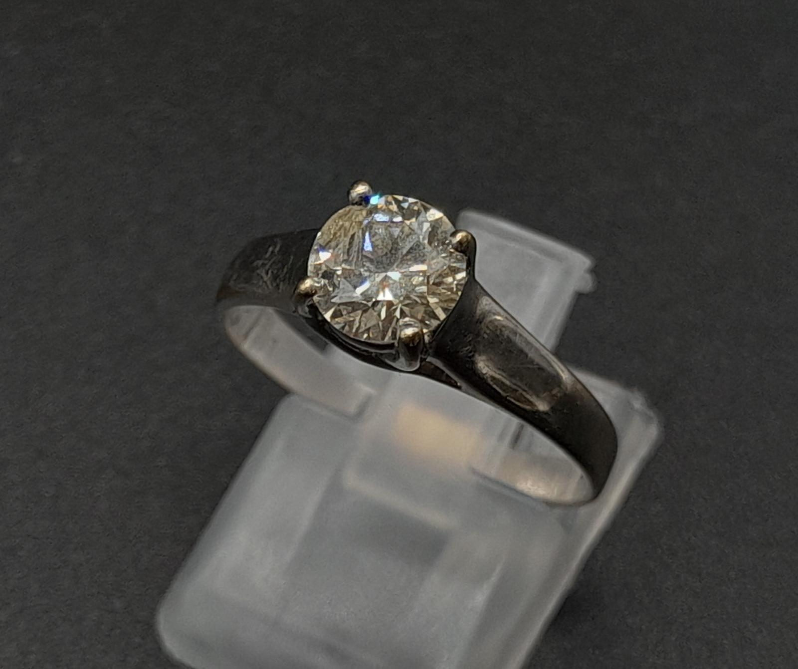 An 18K White Gold Diamond Solitaire Ring. 1.00ct. Size P. 2.88g. - Bild 2 aus 8