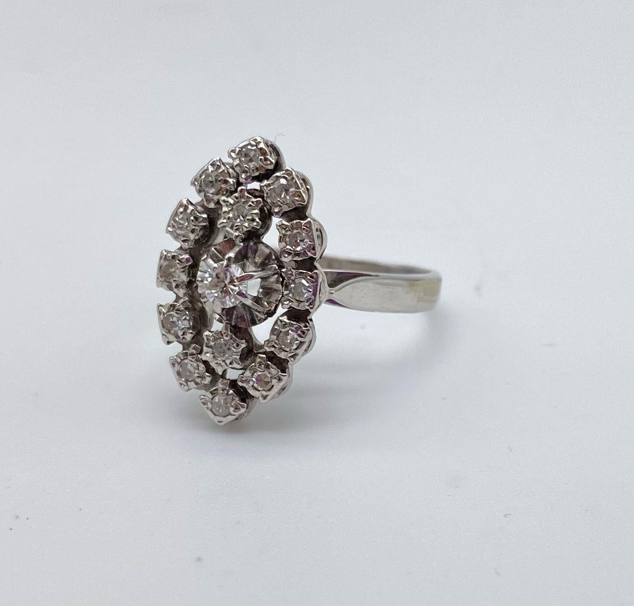 A VERY PRETTY 18K WHITE GOLD DIAMOND CLUSTER RING IN AN ATTRACTIVE OVAL SHAPE. 4.7gms size L