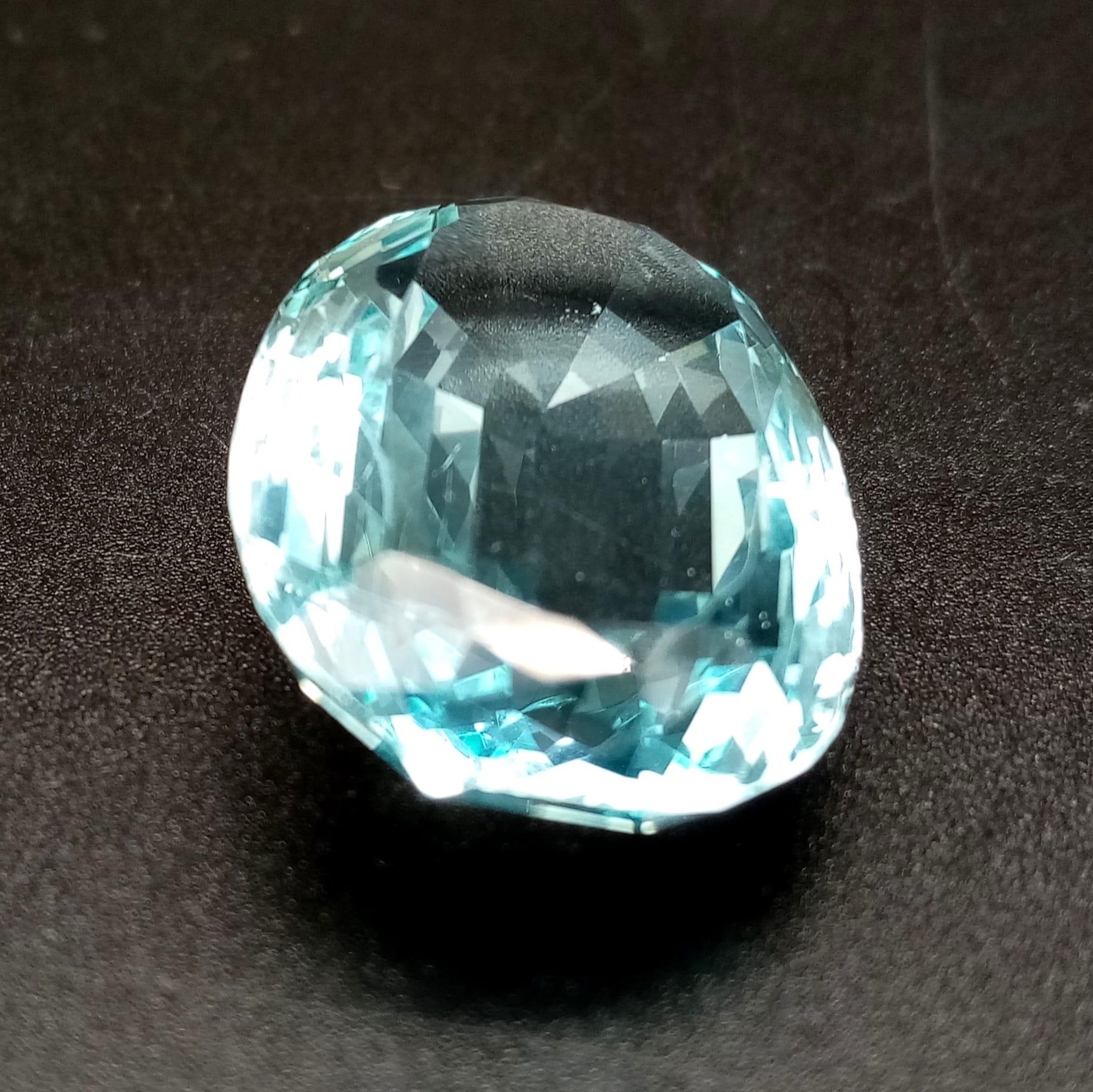 A 53.2ct Oval Aquamarine Gemstone. No visible inclusions to the naked eye. 10.68g. - Bild 3 aus 5