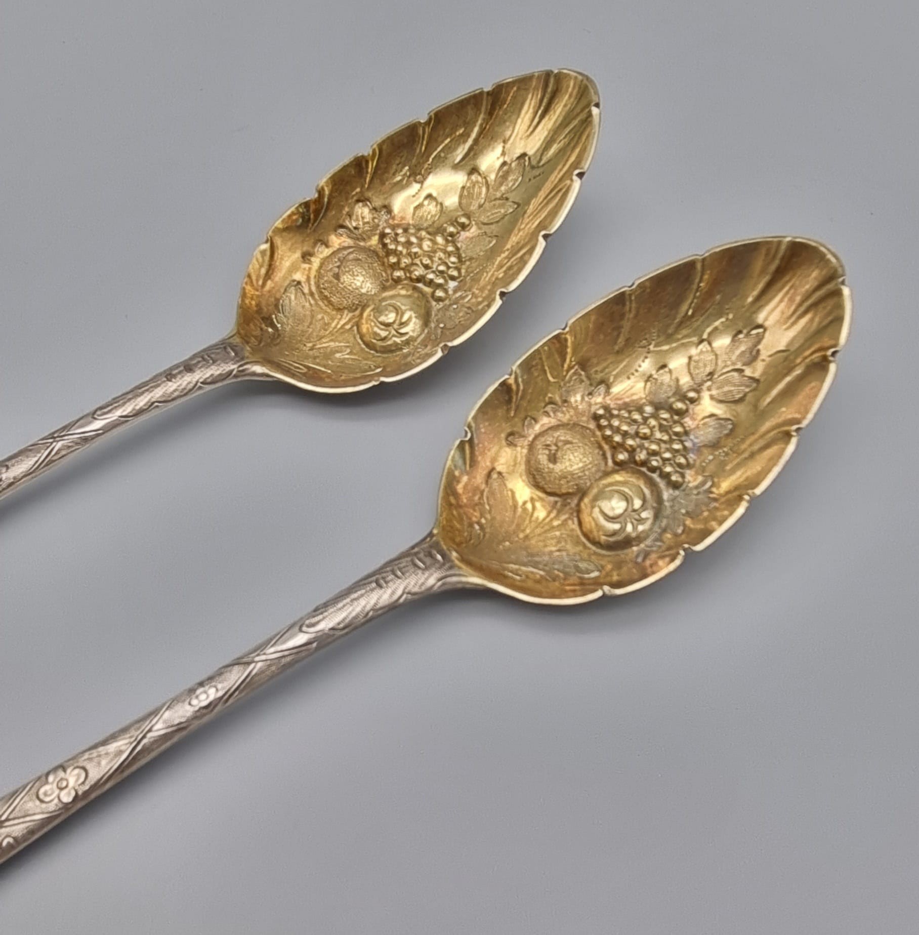 An Antique Georgian Solid Silver Gilt Set of Two Berry Spoons and a Berry Serving Ladle. In very - Image 4 of 17