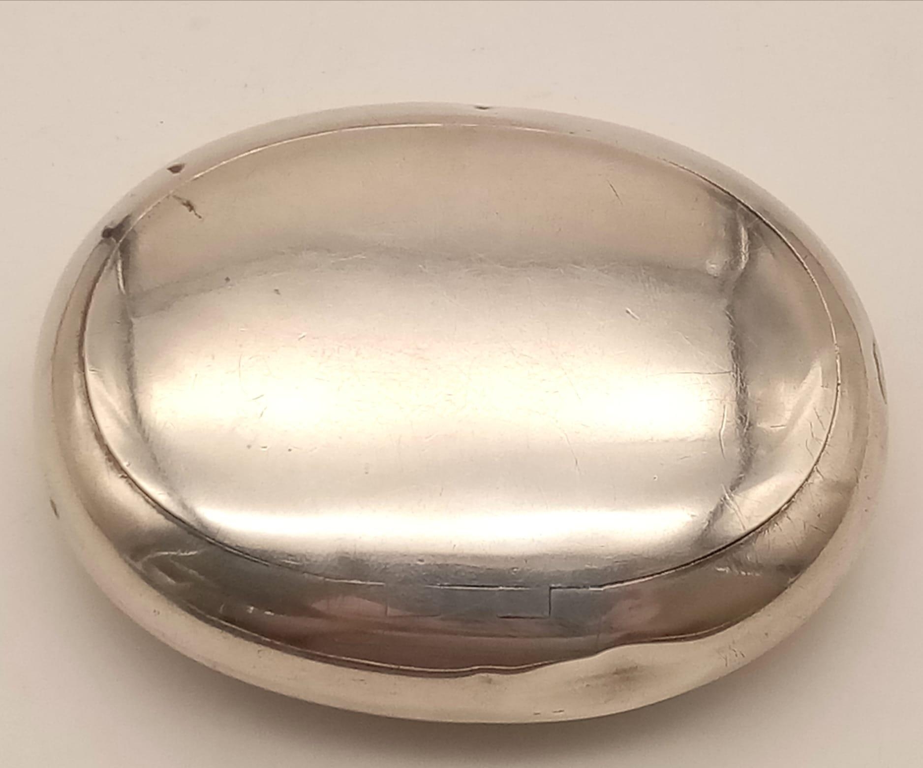 An Antique Solid Silver Push-Up Lid Snuff Box. Hallmarks for Birmingham 1908. 9 x 7cm. 86g - Image 5 of 6