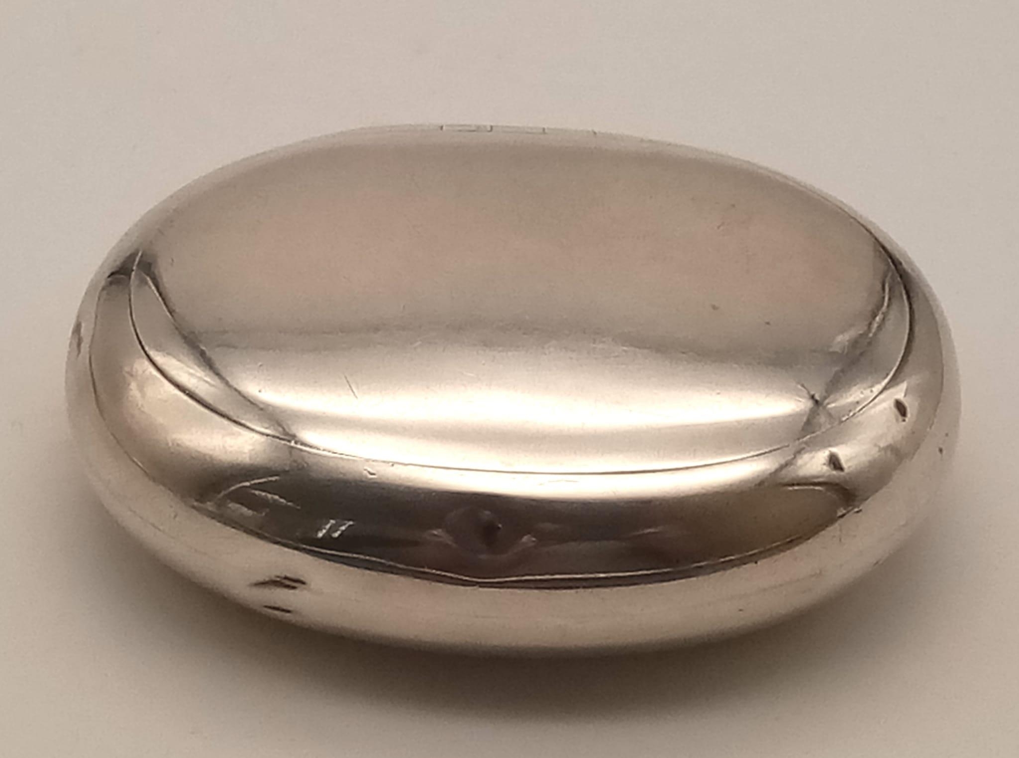 An Antique Solid Silver Push-Up Lid Snuff Box. Hallmarks for Birmingham 1908. 9 x 7cm. 86g - Image 4 of 6
