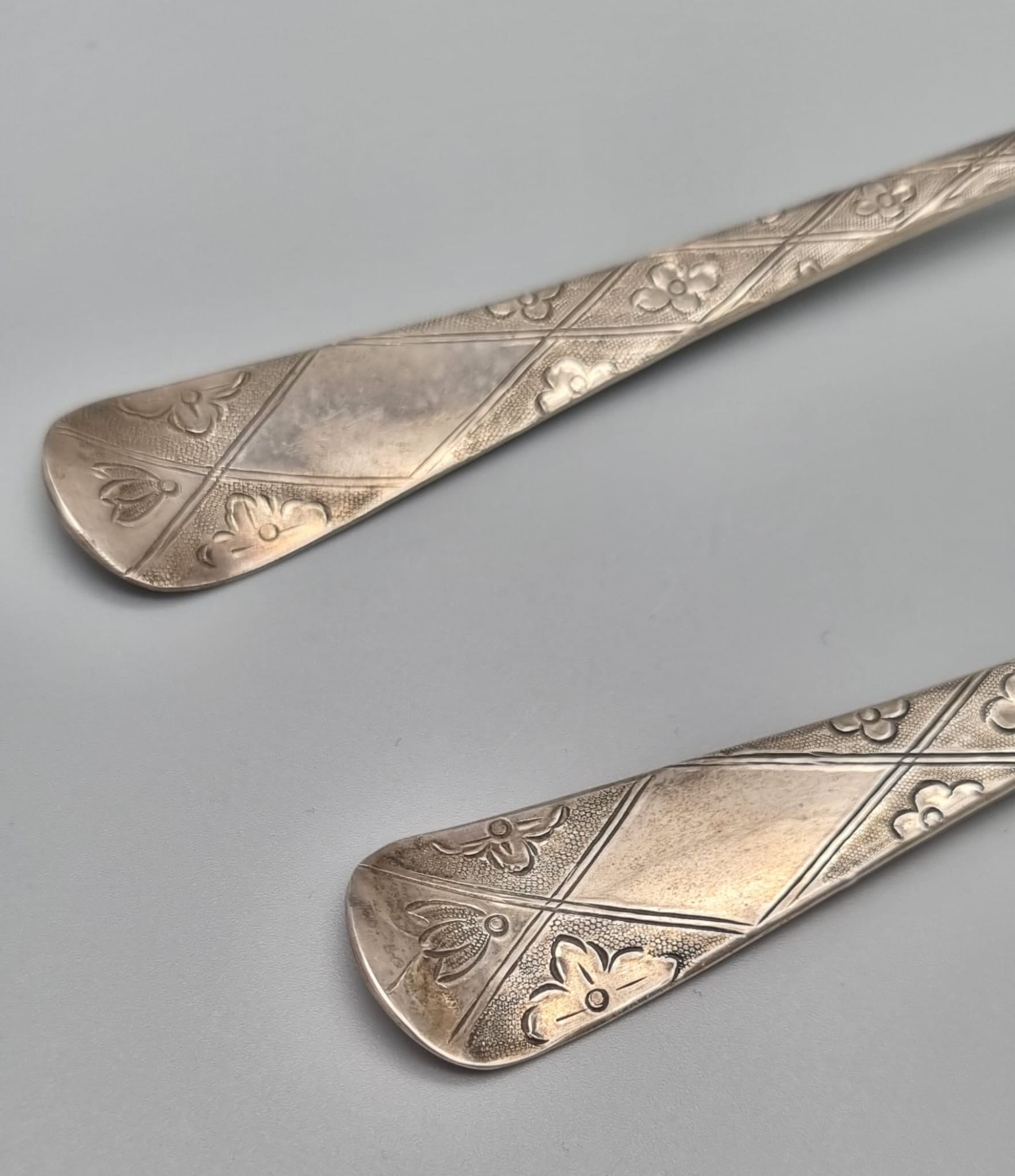 An Antique Georgian Solid Silver Gilt Set of Two Berry Spoons and a Berry Serving Ladle. In very - Image 8 of 17