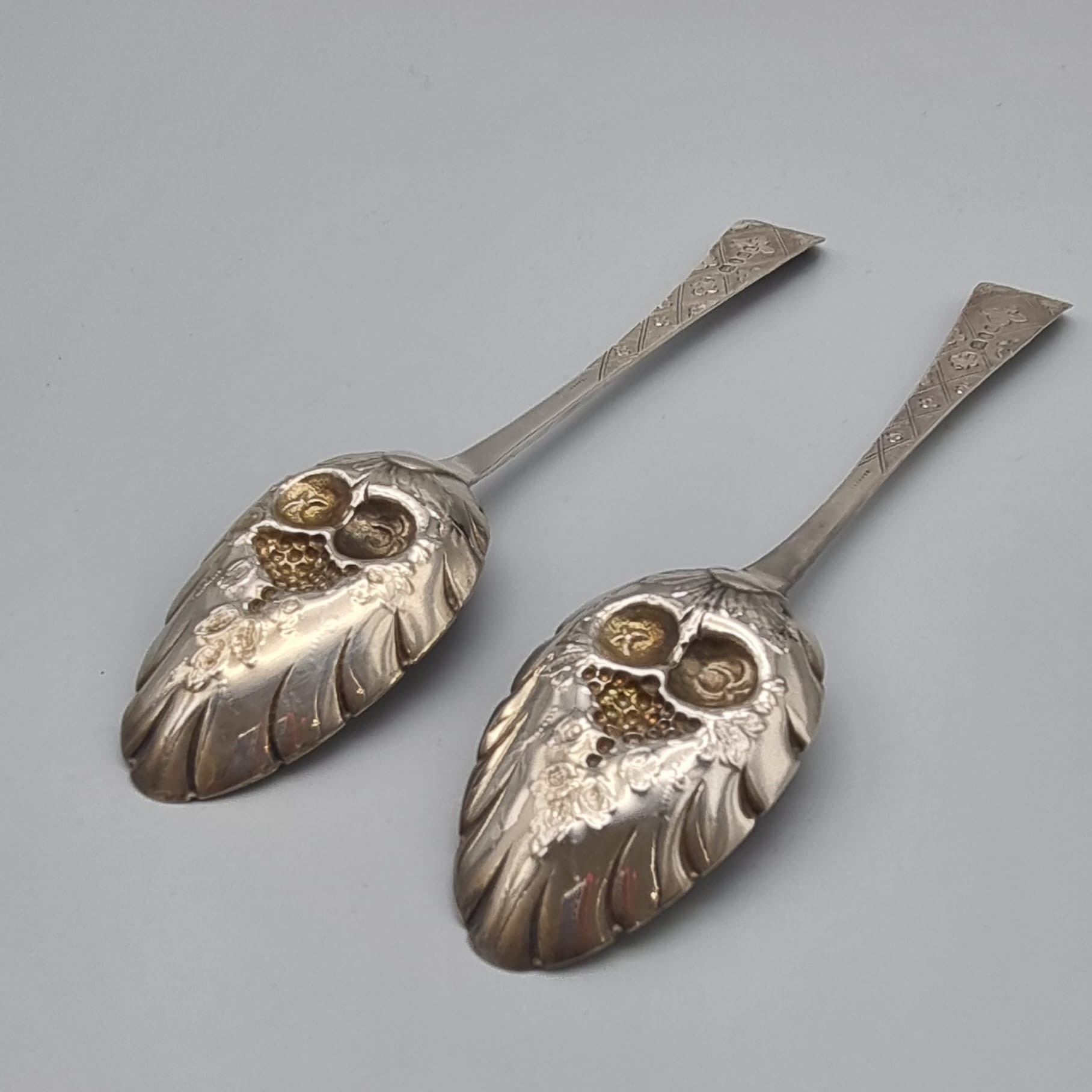 An Antique Georgian Solid Silver Gilt Set of Two Berry Spoons and a Berry Serving Ladle. In very - Image 2 of 17