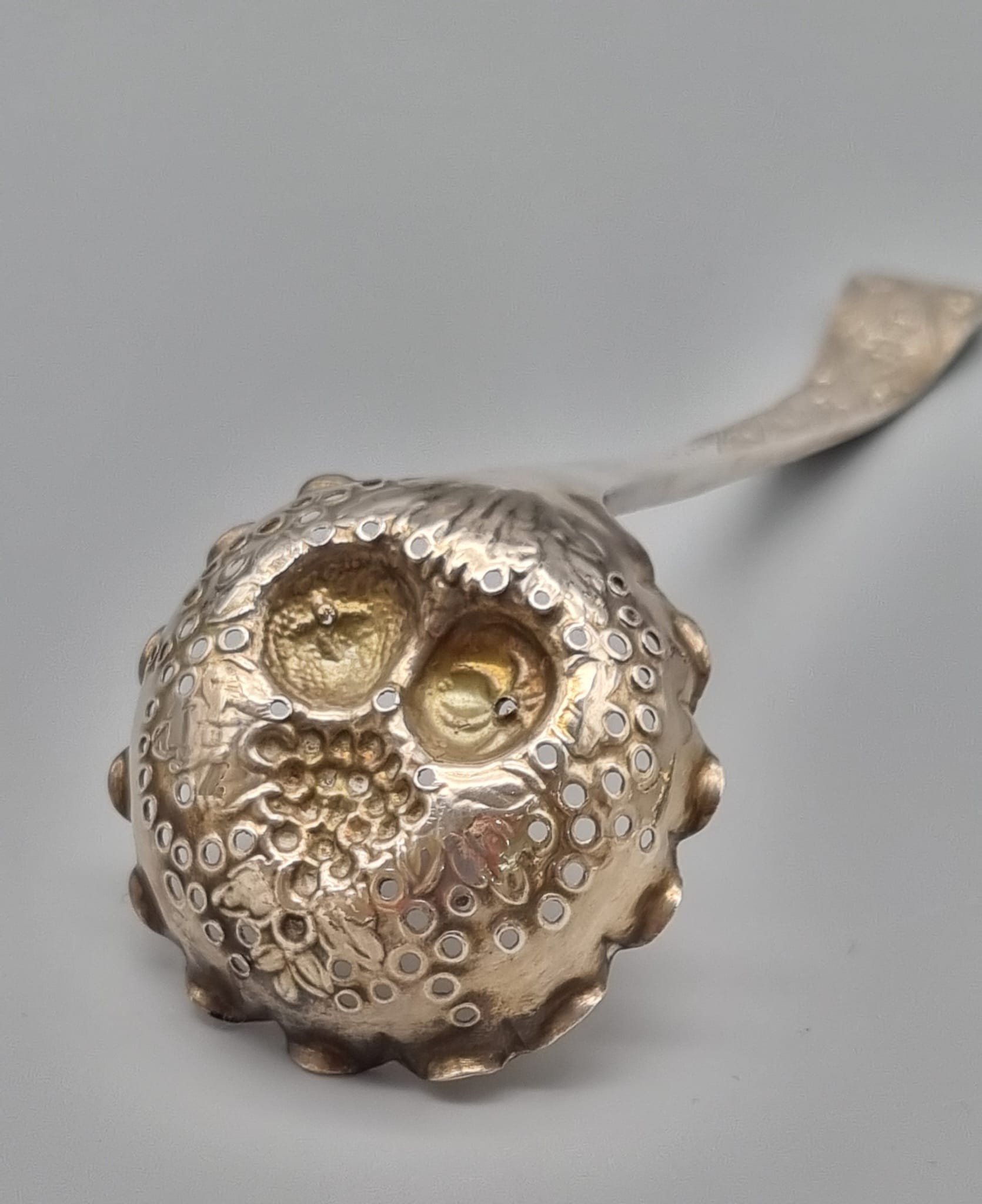 An Antique Georgian Solid Silver Gilt Set of Two Berry Spoons and a Berry Serving Ladle. In very - Image 7 of 17