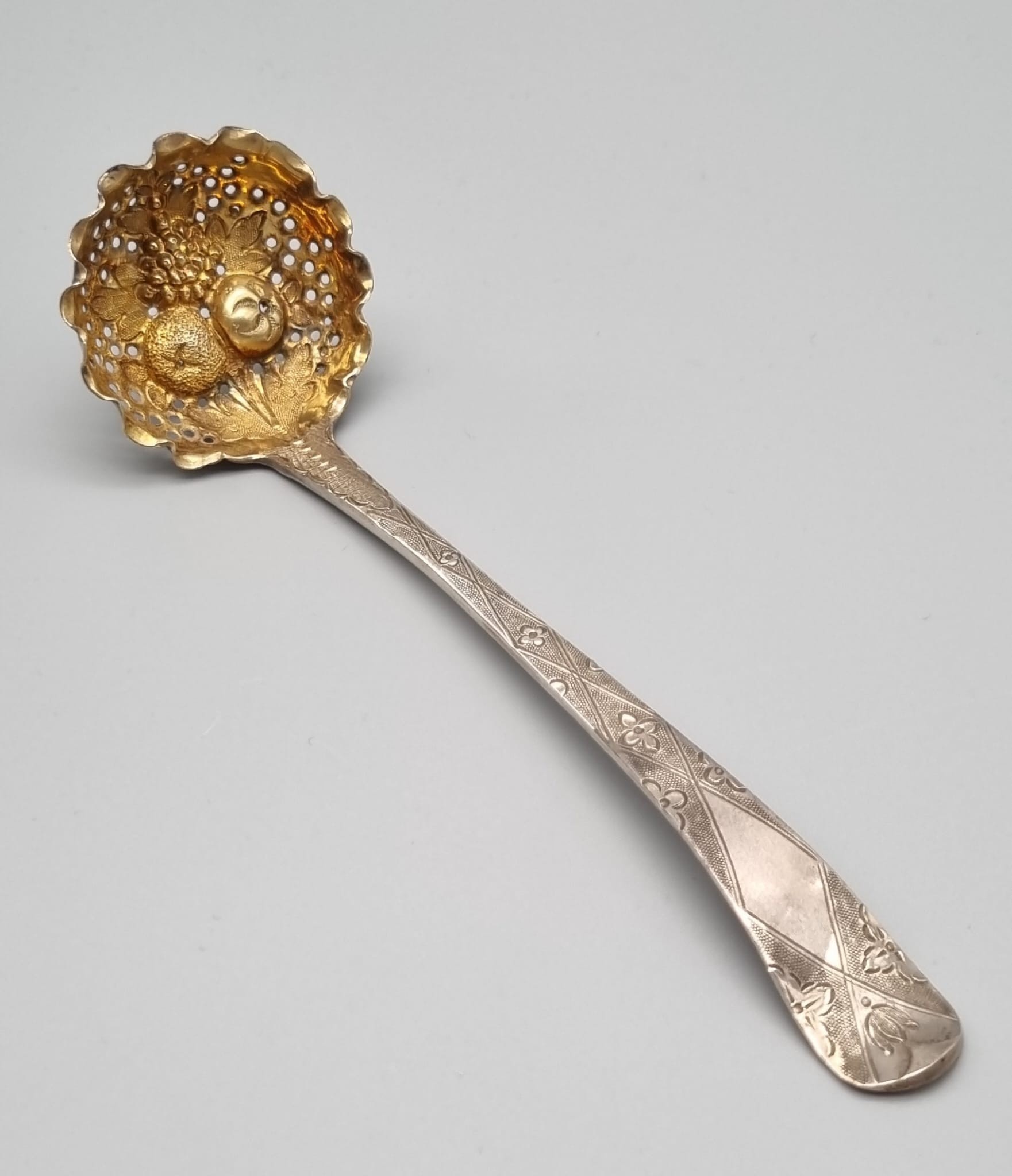 An Antique Georgian Solid Silver Gilt Set of Two Berry Spoons and a Berry Serving Ladle. In very - Image 17 of 17