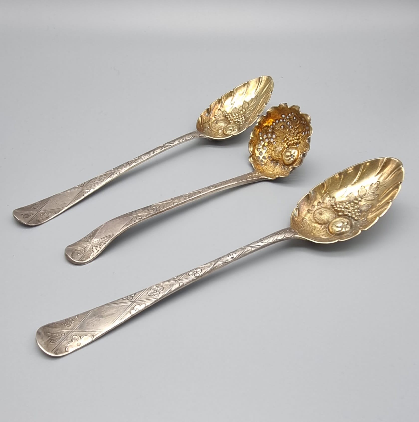 An Antique Georgian Solid Silver Gilt Set of Two Berry Spoons and a Berry Serving Ladle. In very - Image 13 of 17