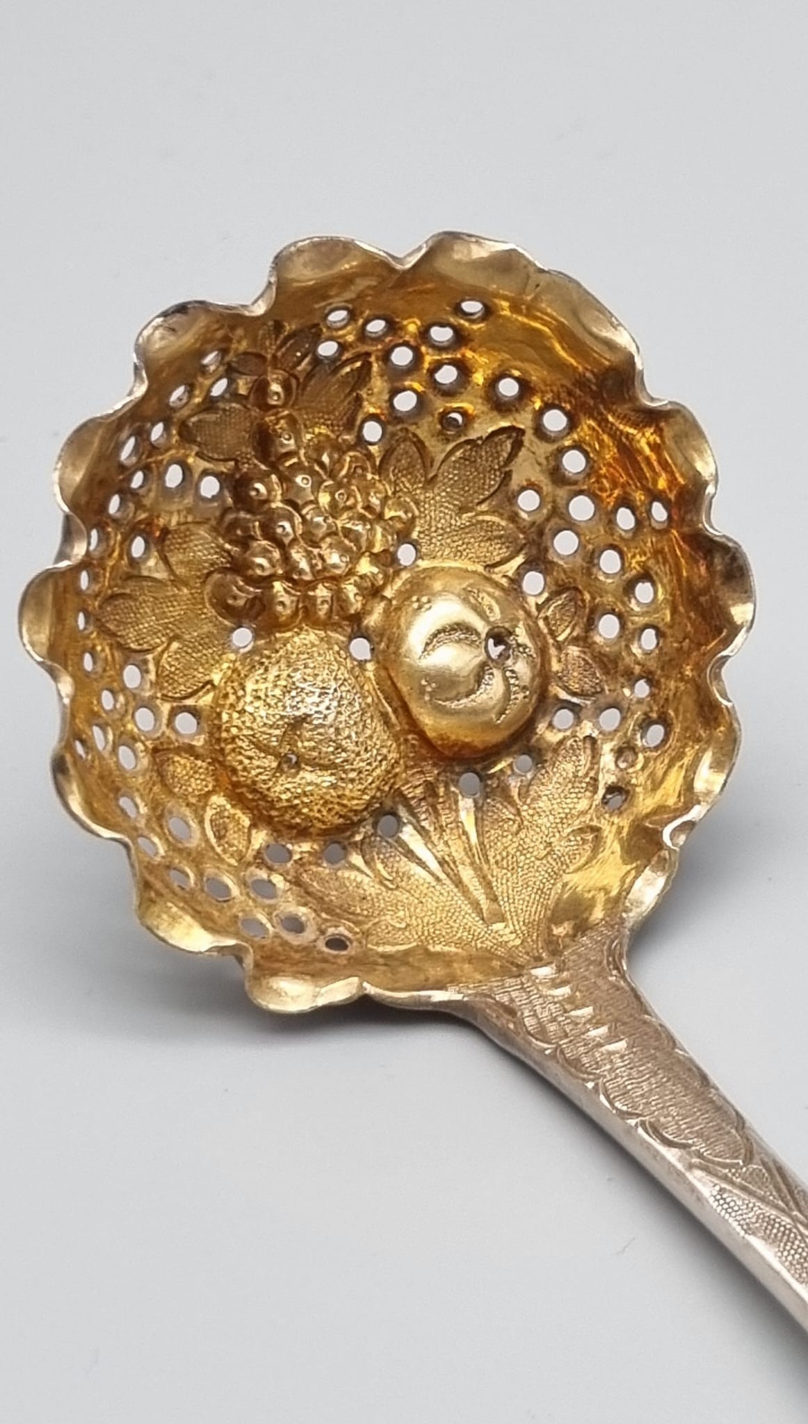 An Antique Georgian Solid Silver Gilt Set of Two Berry Spoons and a Berry Serving Ladle. In very - Image 3 of 17