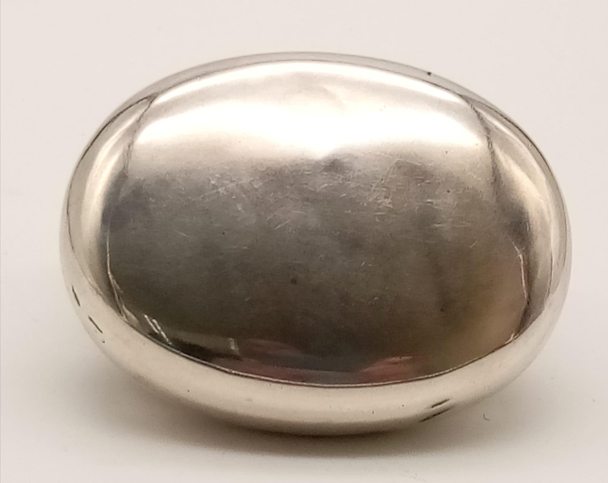An Antique Solid Silver Push-Up Lid Snuff Box. Hallmarks for Birmingham 1908. 9 x 7cm. 86g - Image 3 of 6