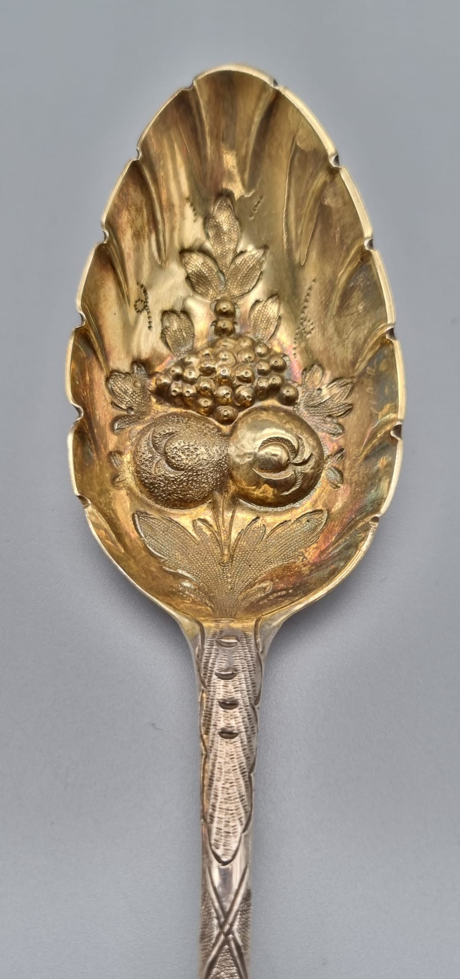 An Antique Georgian Solid Silver Gilt Set of Two Berry Spoons and a Berry Serving Ladle. In very - Image 16 of 17