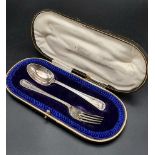 A HALLMARKED SILVER SPOON AND FORK SET (SHEFFIELD 1904) IN ORIGINAL VELVET AND SATIN LINED