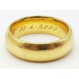 An 18 K yellow gold (fully hallmarked) wedding band. Ring size: Q/R, weight: 13.47 g.