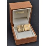 A 9 K yellow pair of cufflinks, engraved DM. Weight: 12.16 g. In a presentation box.