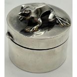 A SOLID SILVER SNUFF OR PILL BOX ADORNED WITH A FROG ON THE LID IN VERY GOOD CONDITION. 75gms