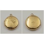 A 9 K yellow gold, double locket with engraved surface. Dimensions: 20 x 20 x 6 mm, weight: 3.23 g.