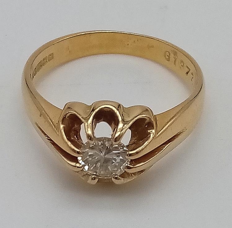 A GENTS 18K GOLD SOLITAIRE DIAMOND RING WITH .50ct CENTRE STONE. 6gms - Image 3 of 5