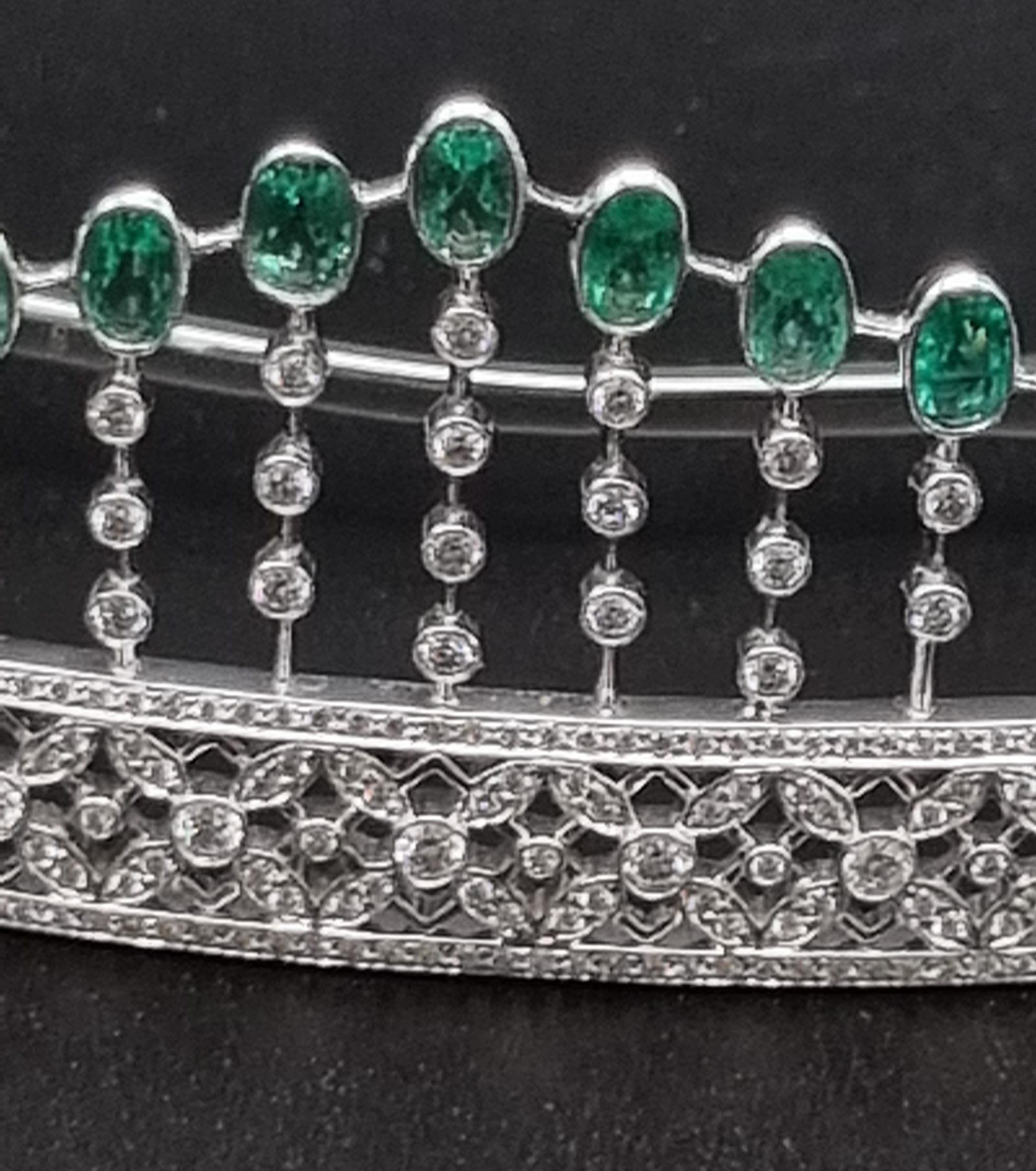 An Asian Inspired Gaydamak 18K White Gold Diamond and Emerald Dorsal Jewellery Piece. 17 Emeralds ( - Image 2 of 6